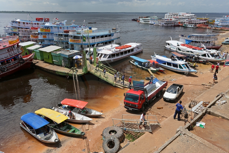 Handelsschiffe an der Uferpromenade von Manaus