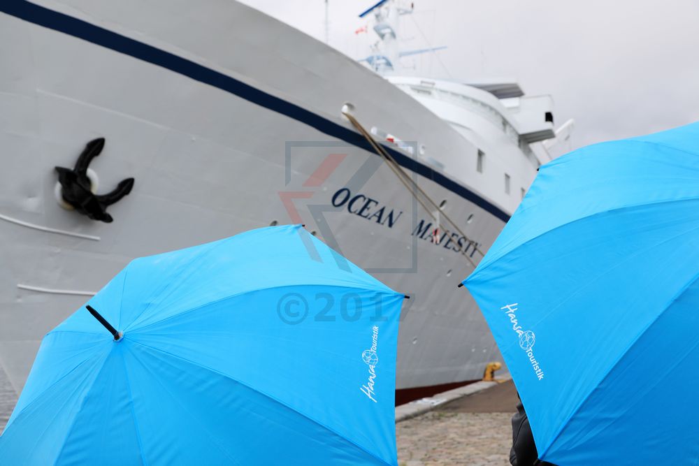 Hansa Touristik Regenschirme und MS Ocean Majesty
