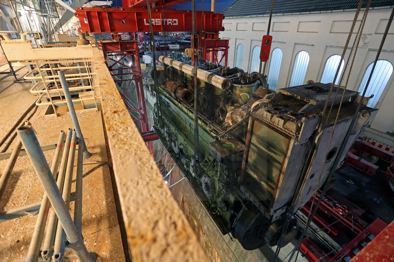 Hauptmaschine 2 MS Artania am Lastro Hubgeruest