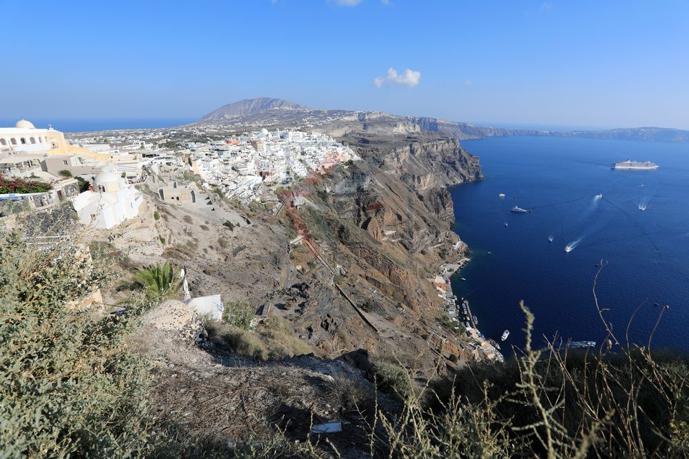 Hauptort Fira mit Costa Deliziosa in der Caldera von Santorin