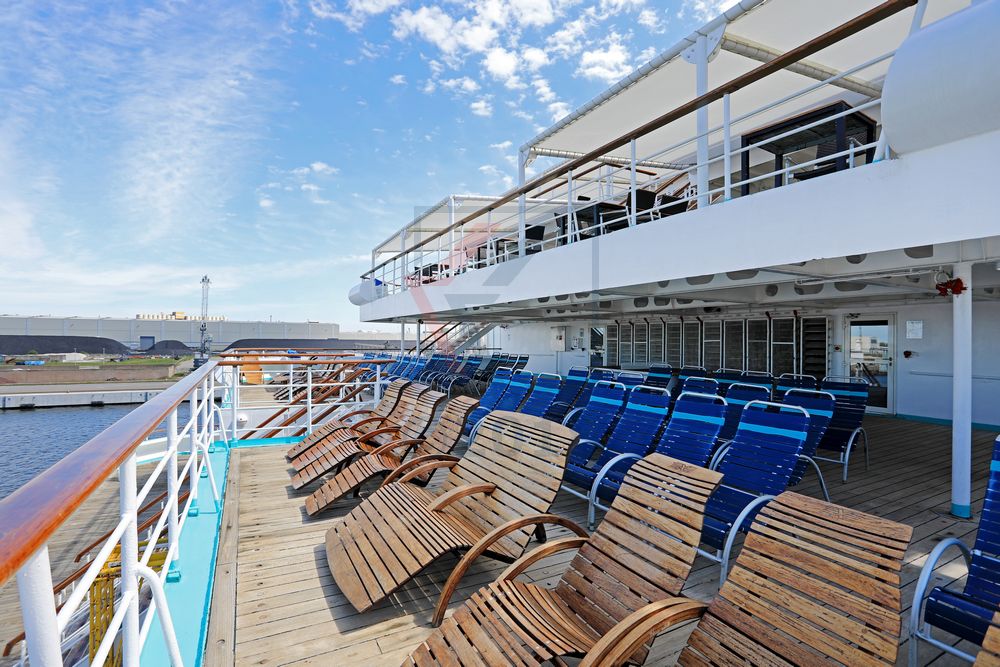 Heckterrasse MS Zenith mit Teak-Stühlen und Teakbelag