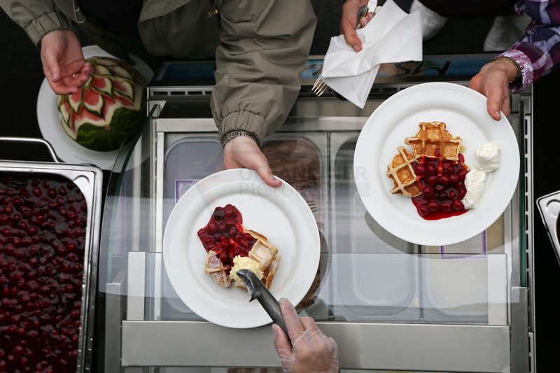 Heisse Waffeln und Eis MS Artania Pooldeck