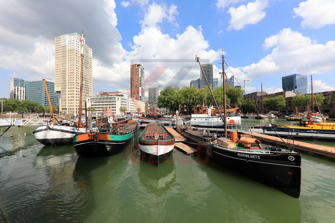 Historische Schiffe und Wolkenkratzer im Maritiem District Rotterdam Historische Schiffe und Wolkenkratzer im Maritiem District Rotterdam