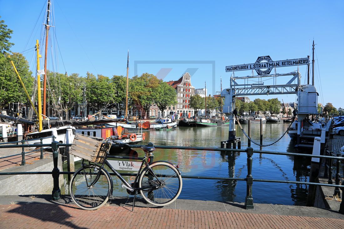 Historischer Schiffslift im Kuipershaven in Dordrecht Historischer Schiffslift im Kuipershaven in Dordrecht