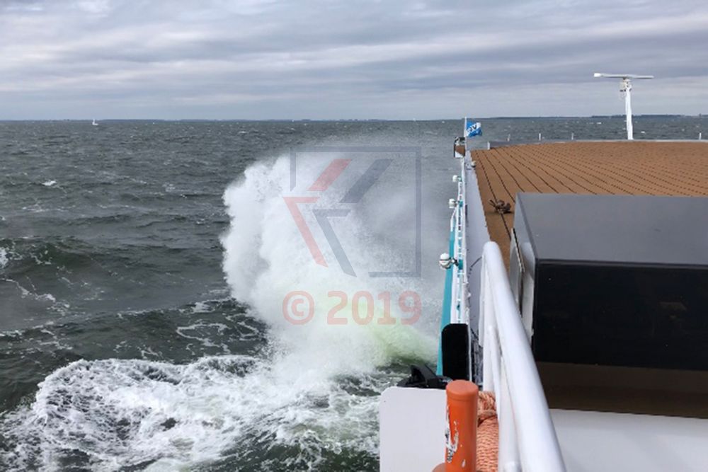 Hohe Wellen auf dem Greifswalder Bodden MS Junker Joerg Hohe Wellen auf dem Greifswalder Bodden MS Junker Joerg
