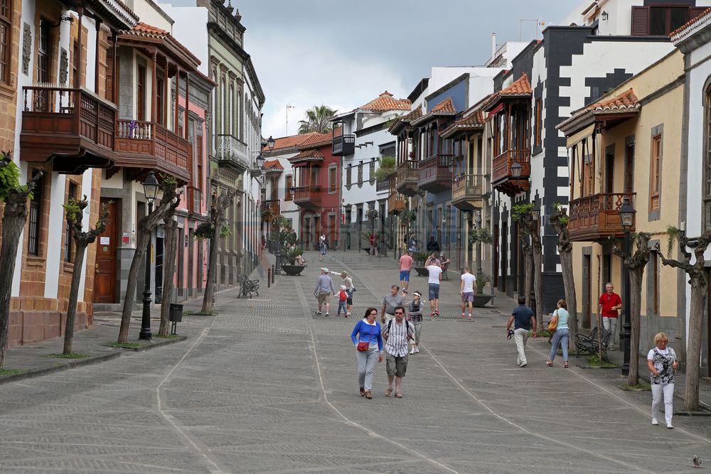 Holzbalkone und Kolonialhäuser im Ortskern von Teror auf Gran Canaria