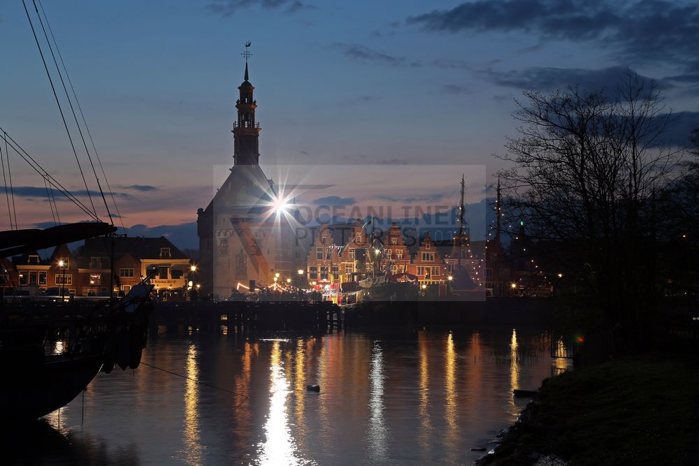 Hoorn Haven und Restaurant De Hoofdtoren bei Dämmerung