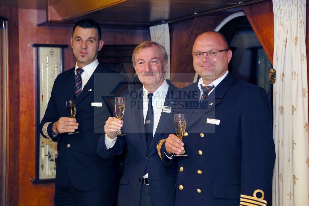 Hotelmanager Battal, Phoenix-Reiseleiter Werner und Kapitän Pavel Nyvlt MS Saxonia Hotelmanager Battal, Phoenix-Reiseleiter Werner und Kapitän Pavel Nyvlt MS Saxonia