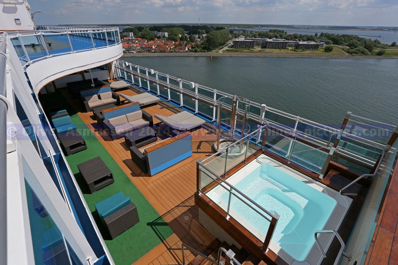 Außenbereich mit Pool für die Kids