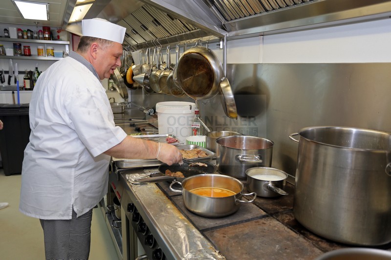 in der Bordkueche MS Ariana 31.03.2015