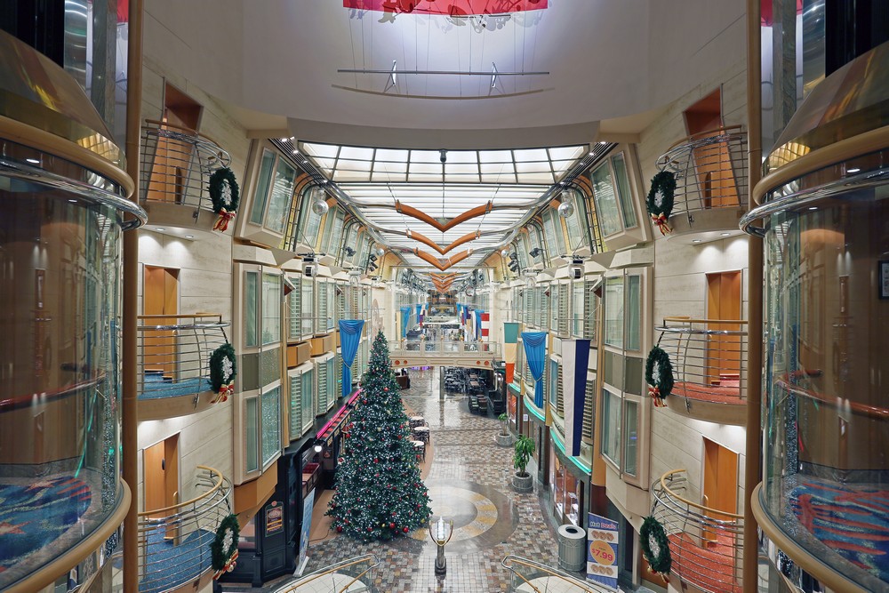 Independence of the Seas Royal Promenade und Panoramaaufzüge Independence of the Seas Royal Promenade und Panoramaaufzüge