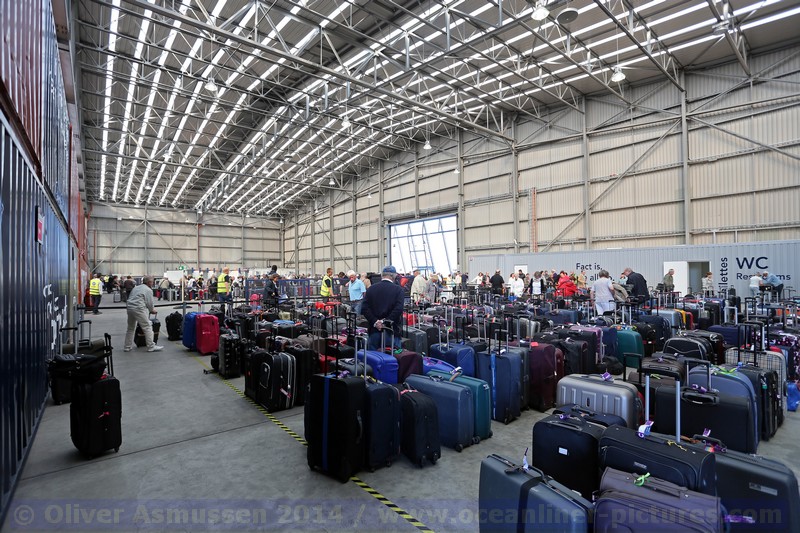 Innenbereich und Freifläche für Koffer im Passagierpavillon Ostuferhafen Kiel Innenbereich und Freifläche für Koffer im Passagierpavillon Ostuferhafen Kiel