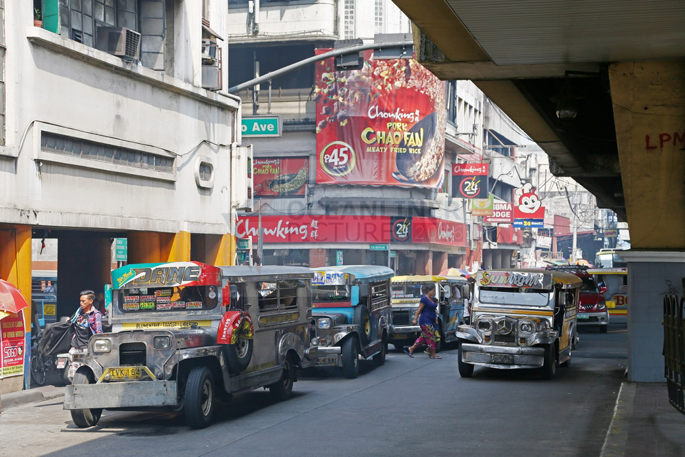 Jeepneys unter der Rizal Avenue in Manila 14.02.2016