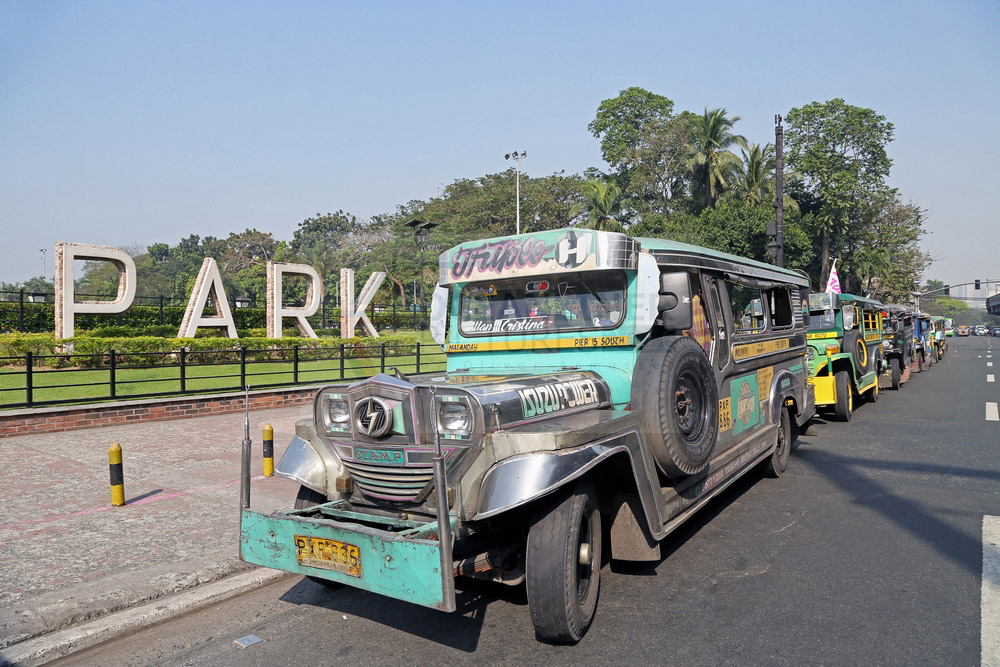 Jeepneys vor Rizal Park in Manila 14.02.2016
