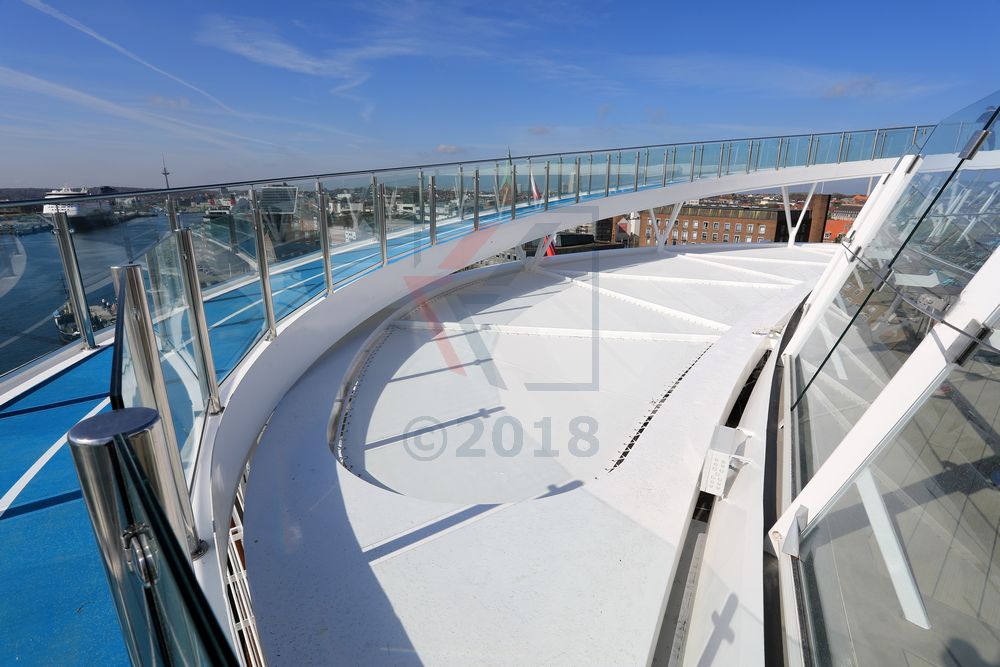 Joggingpfad und Bogenbrücke Mein Schiff 1