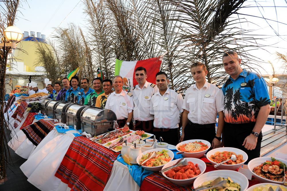 Jose Bras, George Podder und Team MS Hamburg