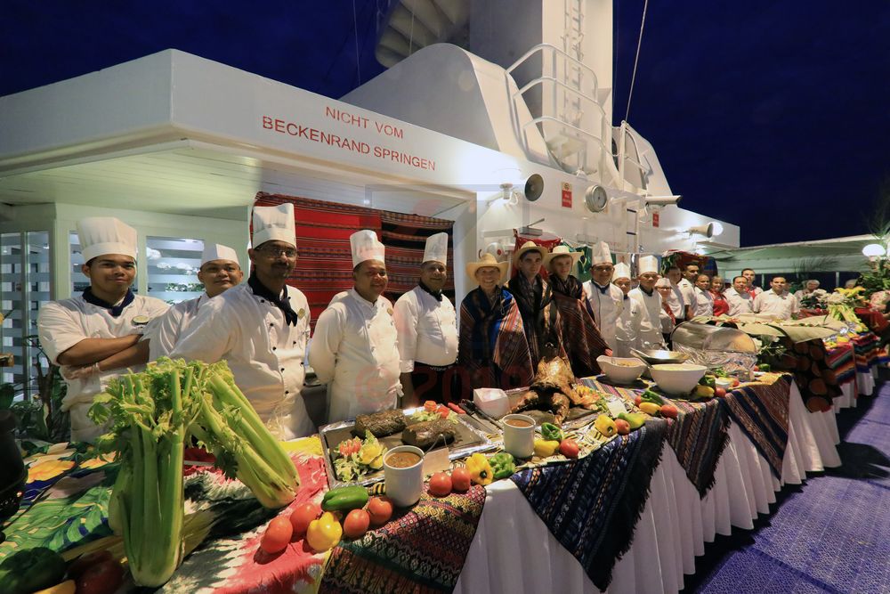 Jose Bras, George Podder und Team MS Hamburg tropical night