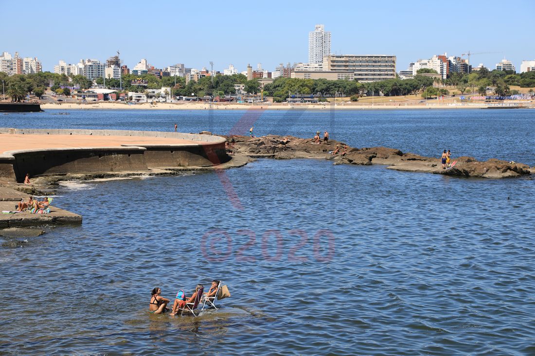 Jugendliche kühlen sich im Wasser des Südatlantiks bei Montevideo