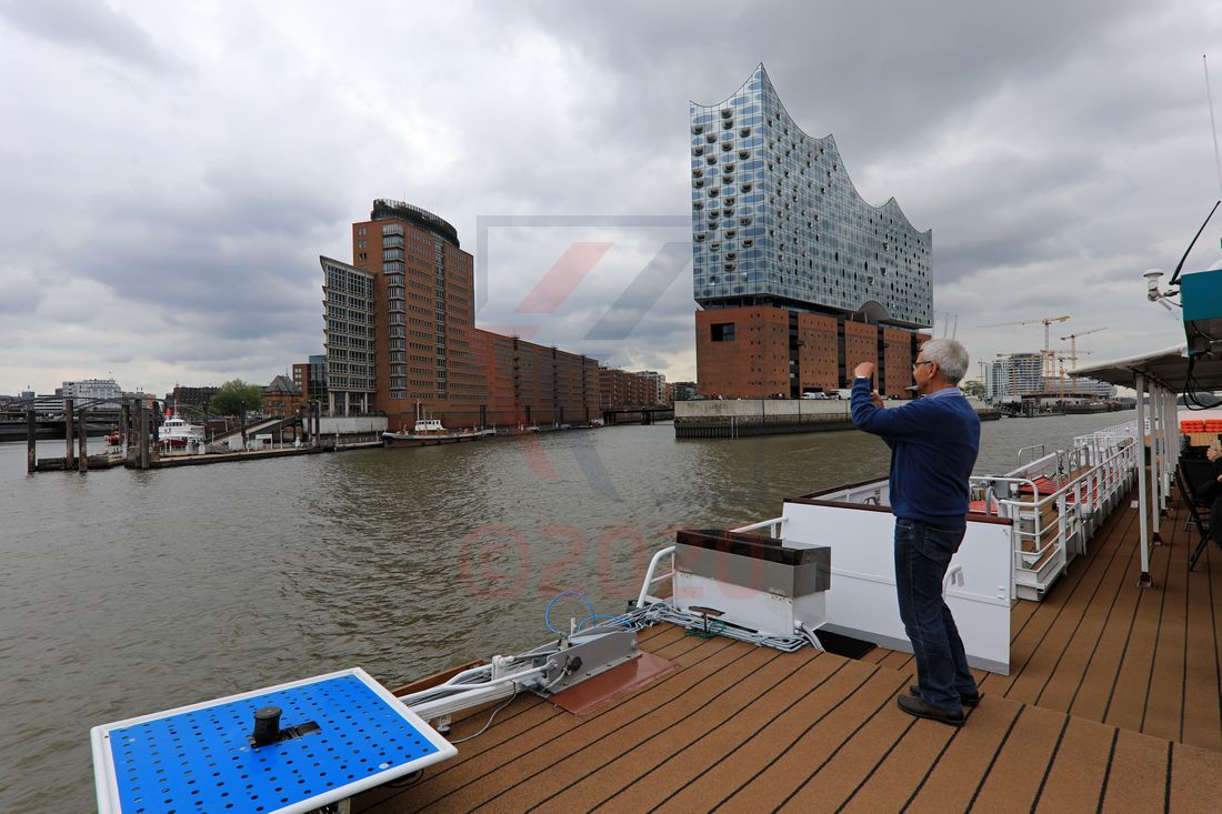 Junker Jörg passiert Elbphilharmonie 13.05.2020