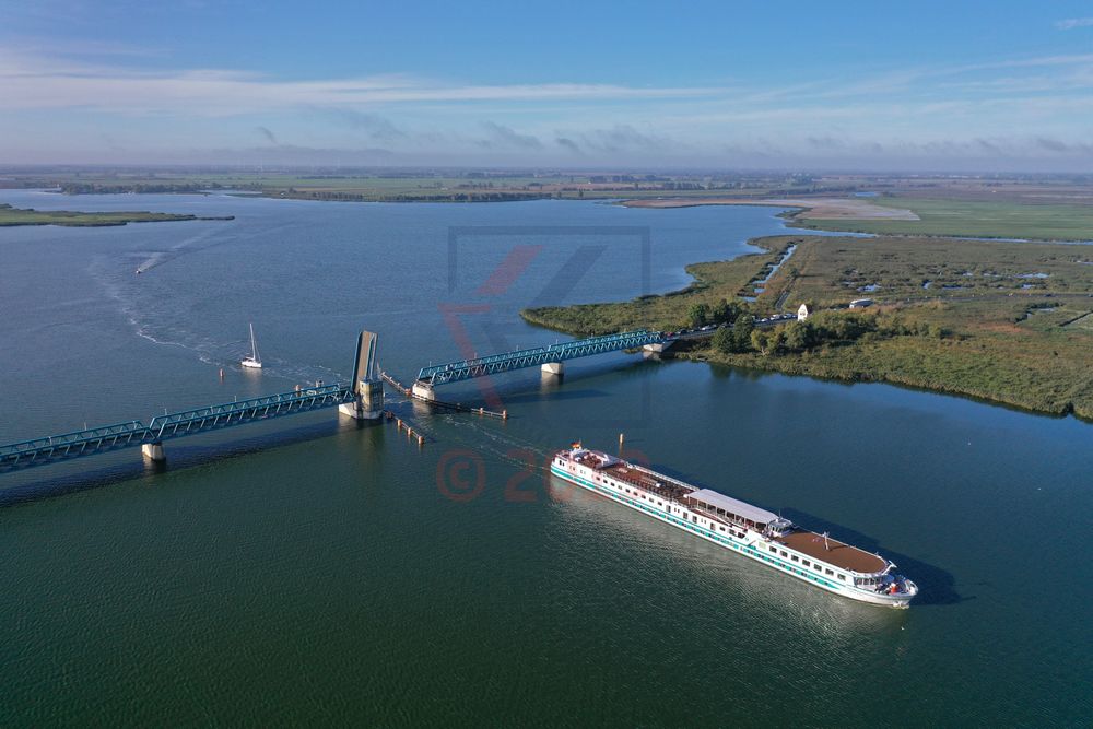 Junker Joerg passiert Peenebrücke Zecherin Junker Joerg passiert Peenebrücke Zecherin