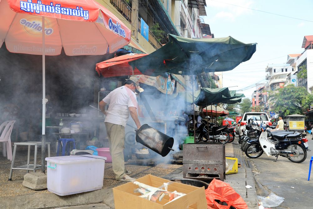 Kaffee rösten auf der Strasse in Phnom Penh Kambodscha