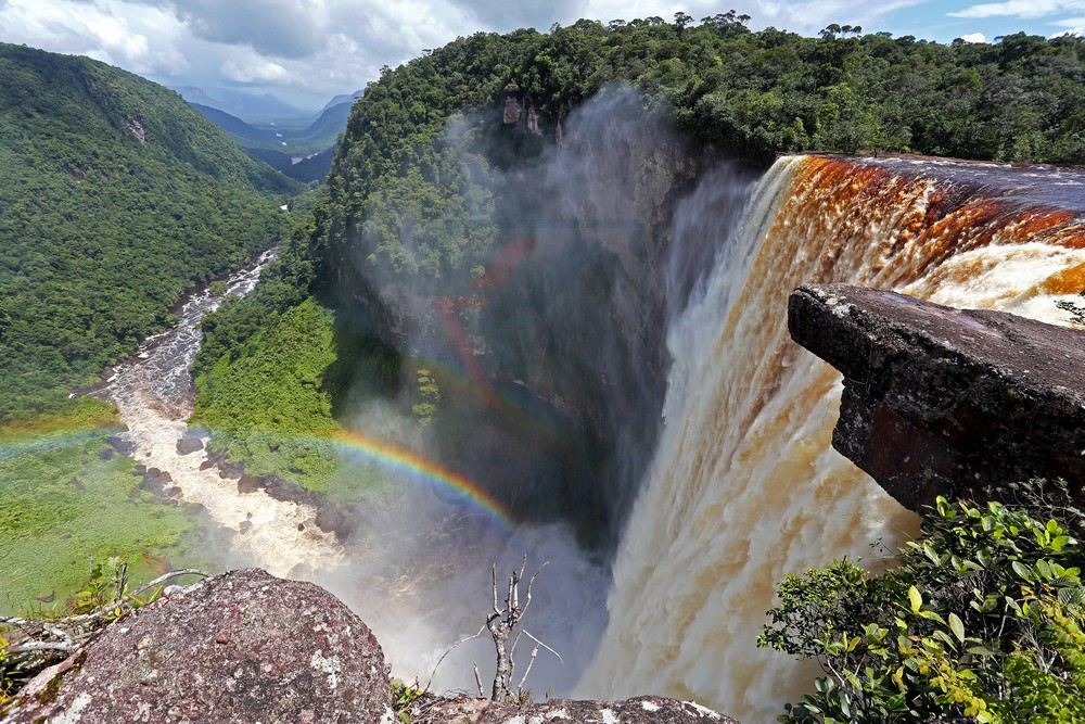 Kaieteur-Falls in Guyana mit Regenbogen
