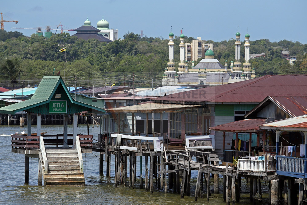 Kampong Ayer und Duli Pengiran Muda Mahkota Pengiran Muda Haji Al-Muhtadee Billah Mosque 18.02.2016 Kampong Ayer und Duli Pengiran Muda Mahkota Pengiran Muda Haji Al-Muhtadee Billah Mosque 18.02.2016