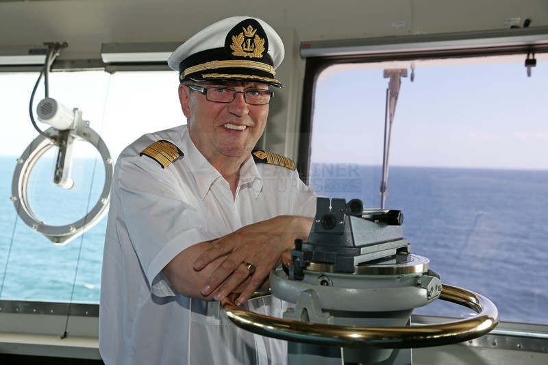Kapitaen MS Artania Arne Ernstsen auf der Bruecke