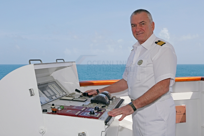Kapitaen Vladimir Vorobyov auf der Bruecke der Hamburg am 21.01.2015