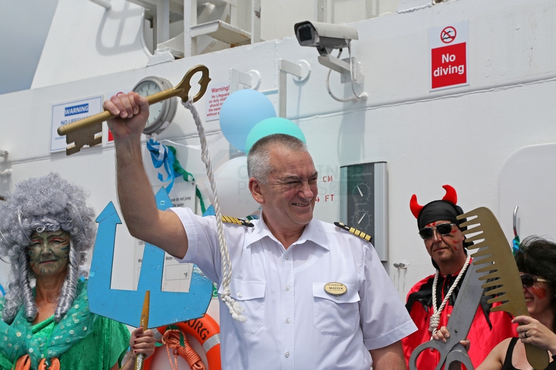 Kapitaen Vladimir Vorobyov MS Hamburg Aequator-Taufe 18.01.2015