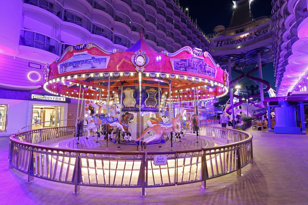 Karussell und Ultimate Abyss Rutsche Boardwalk Harmony of the Seas