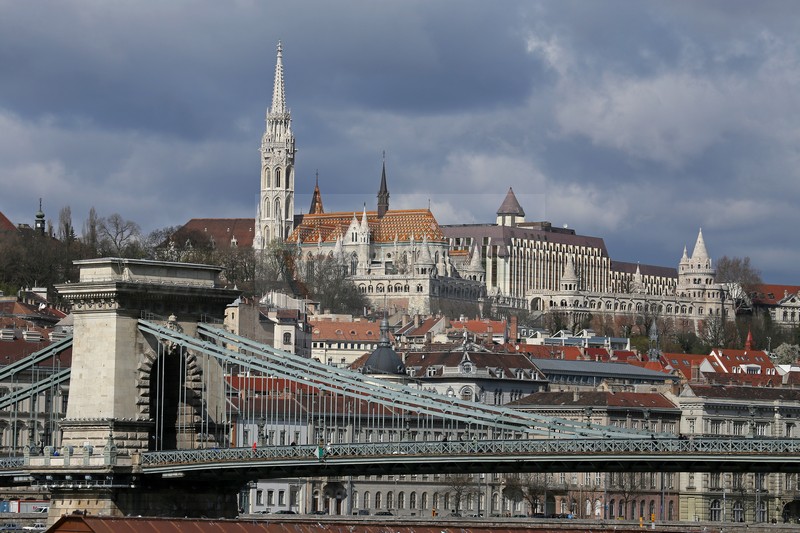 Kettenbruecke, Matthiaskirche und Fischerbastei Budapest 01.04.2015