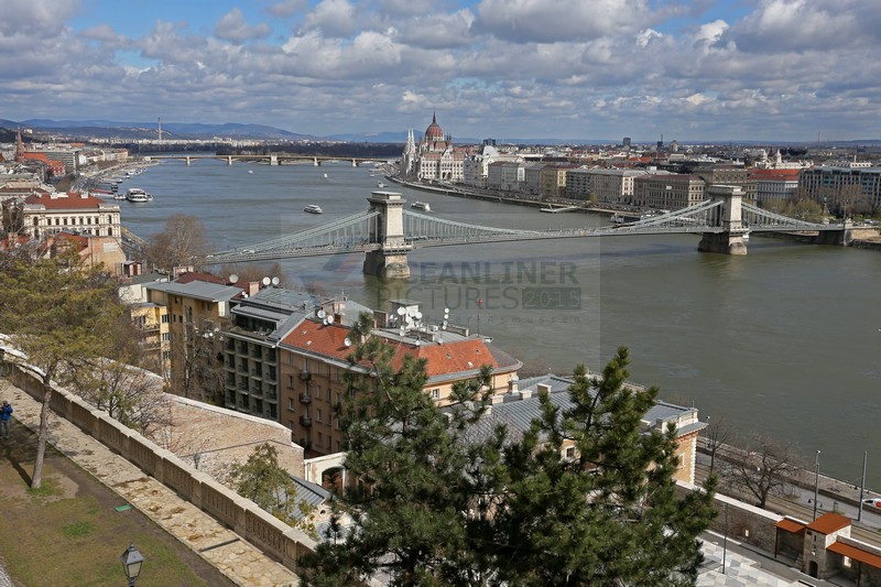 Kettenbruecke und Parlament in Budapest