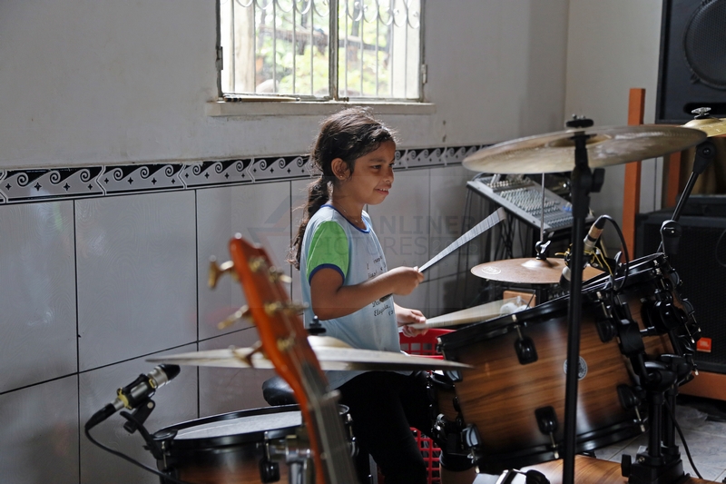Kind am Schlagzeug in Amatura am 10.01.2015
