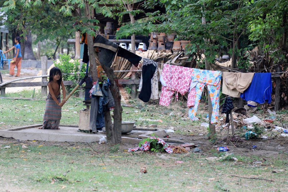 Kind am Wasserbrunnen in kleinem Dorf bei Kampong Chhnang