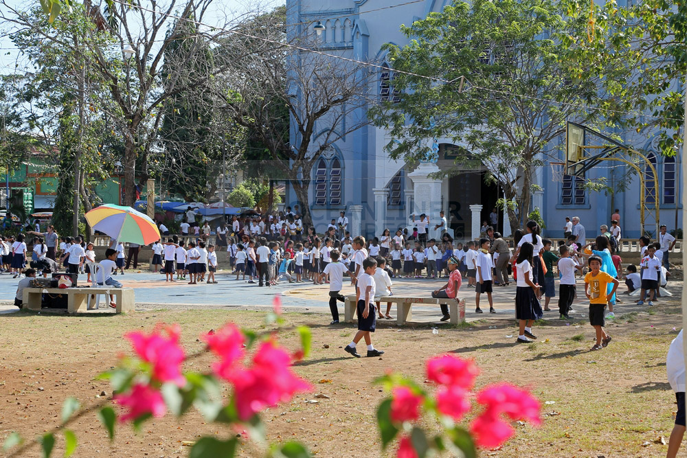 Kinder auf Vorplatz der Immaculate Conception Cathedral in Puerto Princesa, 16.02.2016