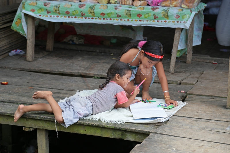 Kinder beim malen in Pevas am Amazonas 07.01.2015 Kinder beim malen in Pevas am Amazonas 07.01.2015