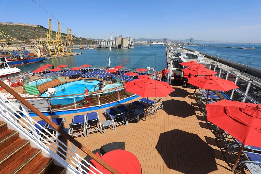 Klassischer Heckbereich am Tides Pool der Carnival Horizon