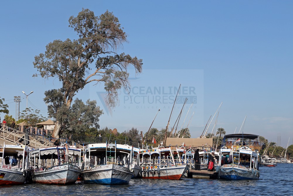kleine Nilschiffe auf dem Nil bei Luxor kleine Nilschiffe auf dem Nil bei Luxor