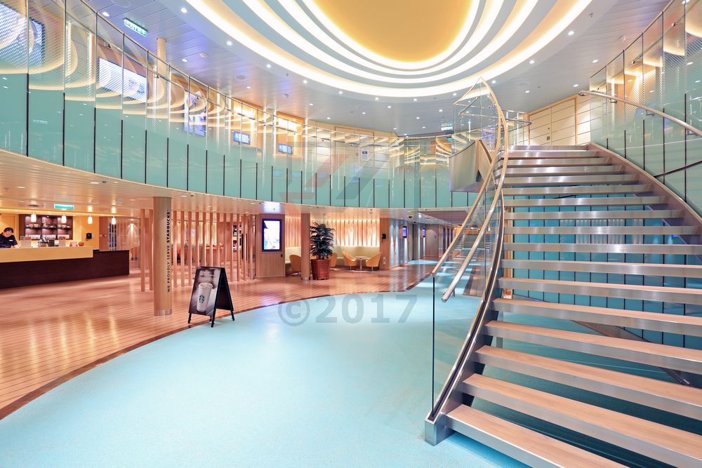 Kleines Atrium und Pier 3 Market AIDAperla