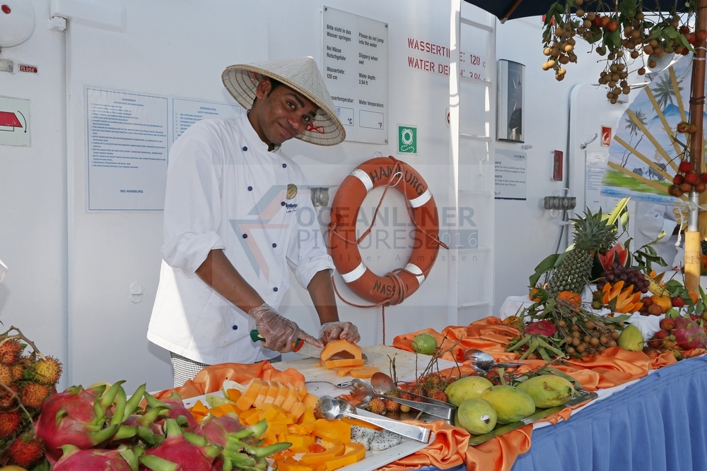 Koch Naik serviert Früchte aus Vietnam MS Hamburg 03.02.2016