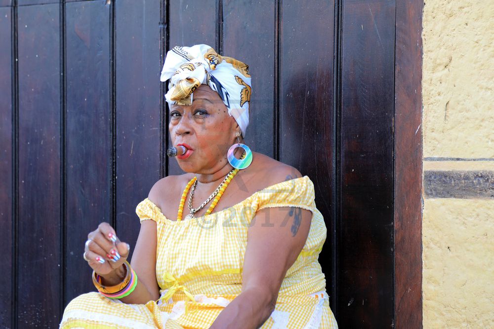 Kubanerin mit Zigarre in Havanna