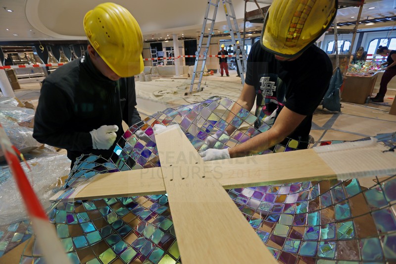 Kunstskulptur im Bereich der Shops der Quantum of the Seas