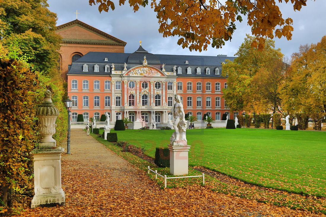 Kurfürstliches Palais Trier und Konstantinbasilika mit Palastgarten