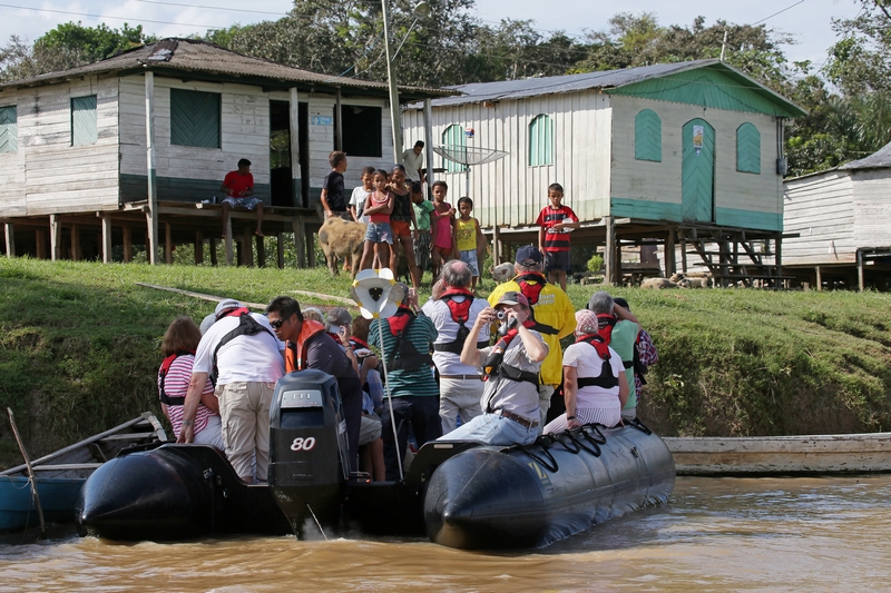 kurzer Halt an einem Dorf am Lago Uara am 11.01.2015
