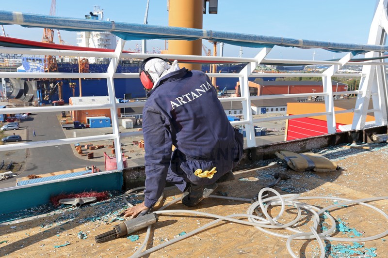 Lackentfernung auf dem Sonnendeck MS Artania Lackentfernung auf dem Sonnendeck MS Artania