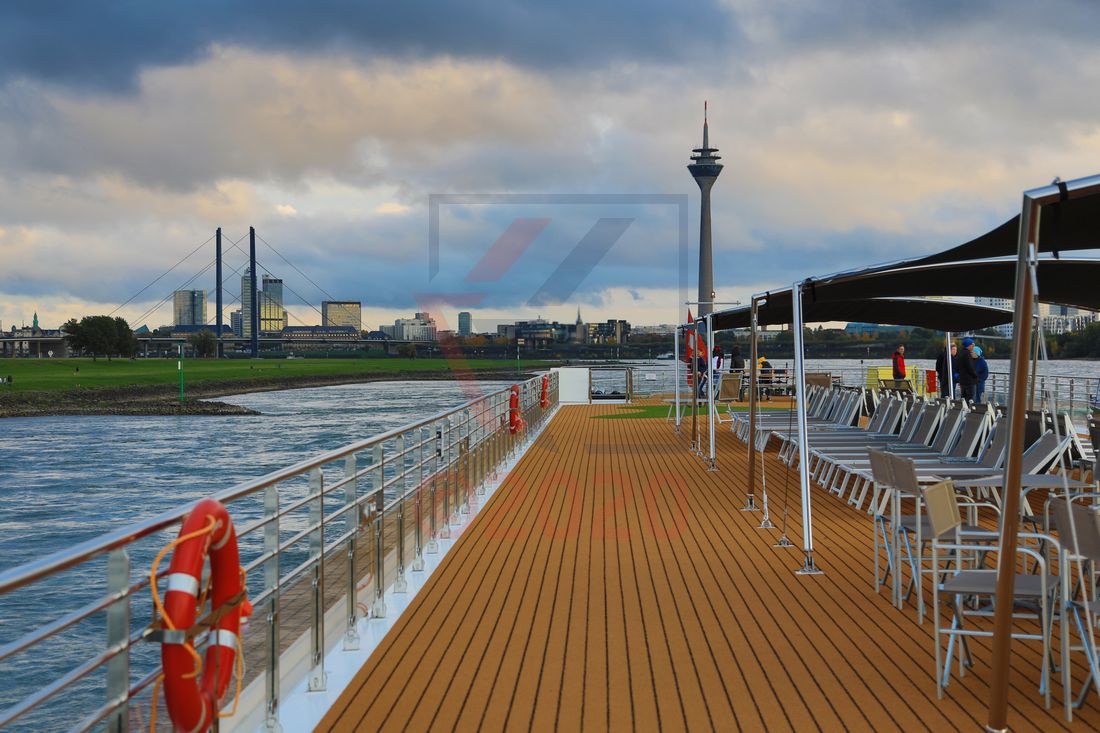 Lady Diletta Abfahrt Düsseldorf Skyline mit Rheinturm