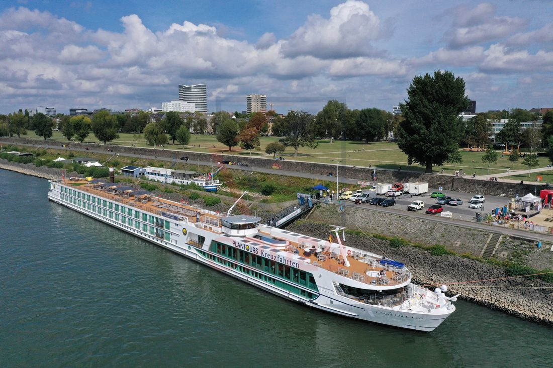 Lady Diletta am Rheinufer in Düsseldorf Lady Diletta am Rheinufer in Düsseldorf