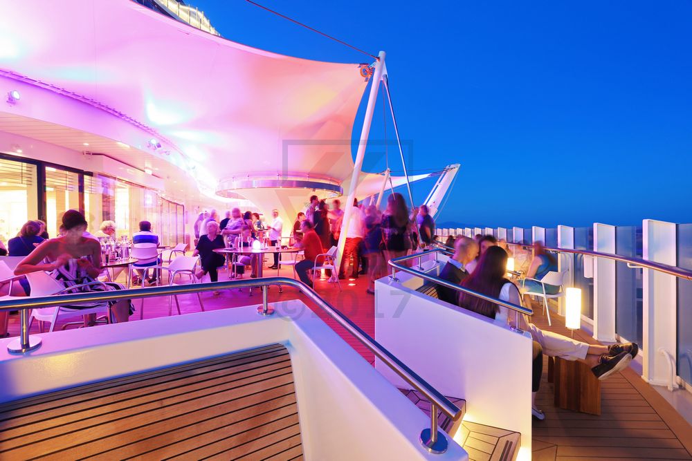 Lanai Bar AIDAperla am Abend