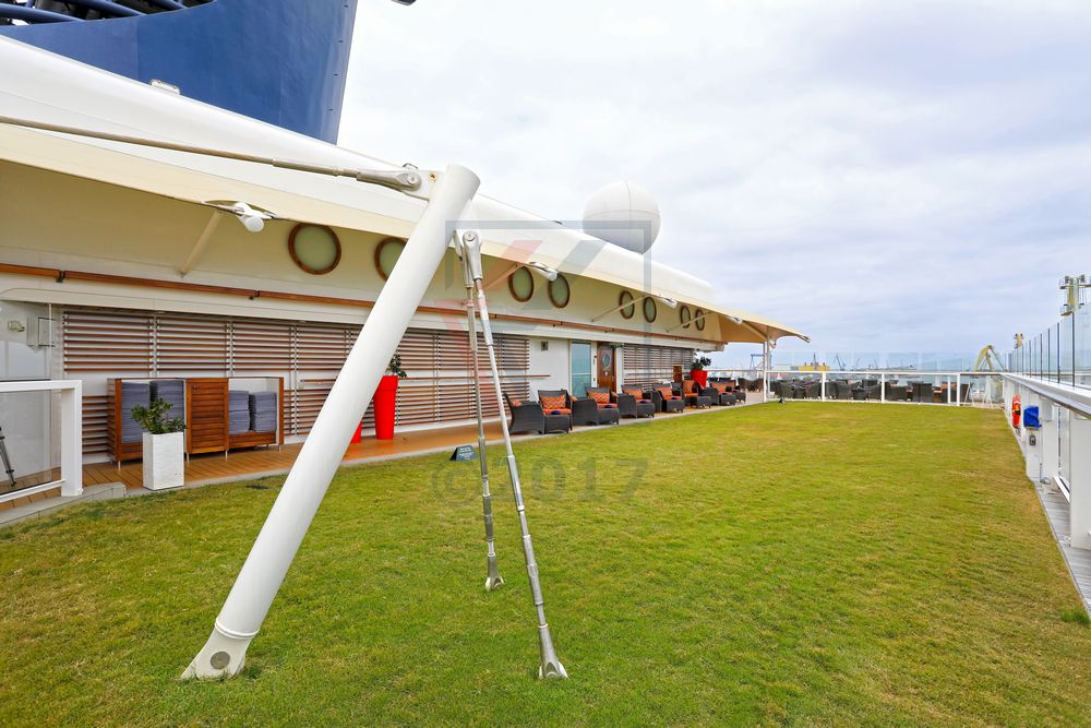 Lawn Club Echtrasen Celebrity Silhouette und Sunset Bar Lawn Club Echtrasen Celebrity Silhouette und Sunset Bar